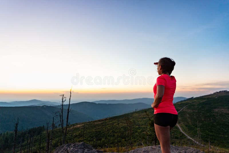 Löpare för argt land för kvinna på bergöverkant på sommar fotografering för bildbyråer Löpare för argt land för kvinna på bergöverkant på sommar fotografering för bildbyråer