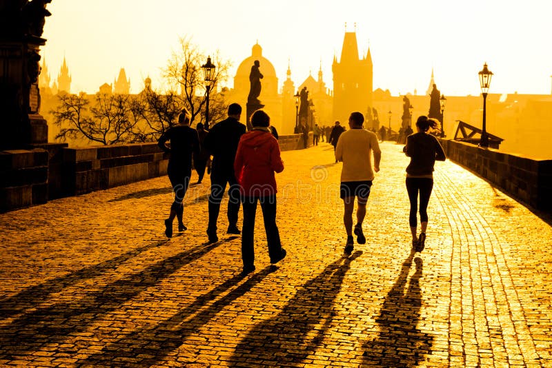Löpareidrottsman nen har jogga genomkörare för morgon på Charles Bridge i Prague, Tjeckien Sund livsstil och aktiv royaltyfri fotografi Löpareidrottsman nen har jogga genomkörare för morgon på Charles Bridge i Prague, Tjeckien Sund livsstil och aktiv royaltyfri fotografi