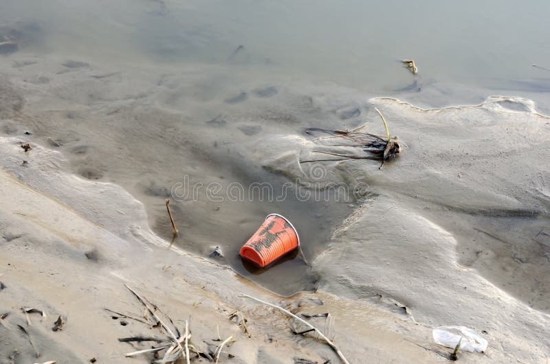 L?sningar till plast- f?rorening: hur man f?rminskar plast- avfalls royaltyfria bilder L?sningar till plast- f?rorening: hur man f?rminskar plast- avfalls royaltyfria bilder