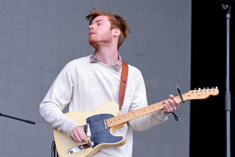 Löst utför ingenting, amerikanska drömmenpopmusikband från Blacksburg, på den Heineken Primavera ljudfestivalen 2013 royaltyfria bilder Löst utför ingenting, amerikanska drömmenpopmusikband från Blacksburg, på den Heineken Primavera ljudfestivalen 2013 royaltyfria bilder