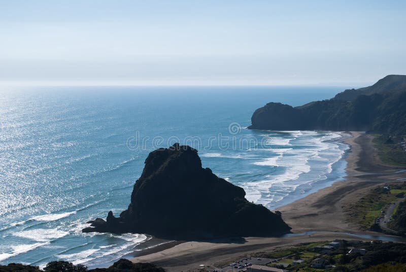 Löwe-Felsen auf dem Piha Strand, Neuseeland stockbilder Löwe-Felsen auf dem Piha Strand, Neuseeland stockbilder