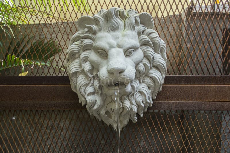 Löwehauptskulptur-Spraywasser im Garten Löwehauptskulpturen lizenzfreie stockbilder Löwehauptskulptur-Spraywasser im Garten Löwehauptskulpturen lizenzfreie stockbilder