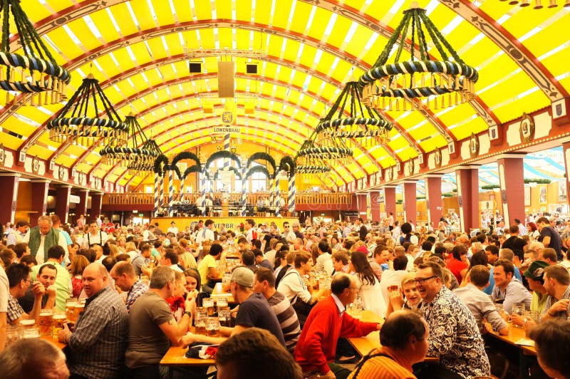 Löwenbräu tält (Oktoberfest 2013) arkivbilder Löwenbräu tält (Oktoberfest 2013) arkivbilder