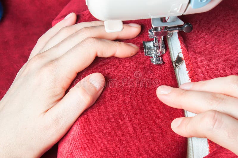 Cerrar las manos de la mujer mayor con máquina de coser para coser ropa en  casa 2842148 Foto de stock en Vecteezy