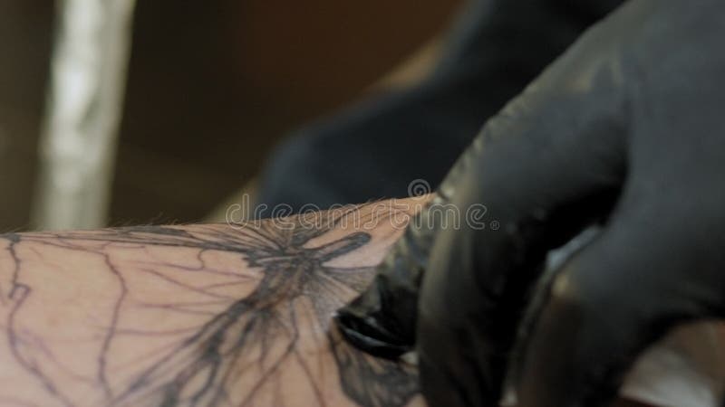 Máquinas Con Tatuajes De Aguja Inyectan Una Tinta Negra En La Piel De Una  Mujer. Metrajes - Vídeo de profesional, gente: 227944764
