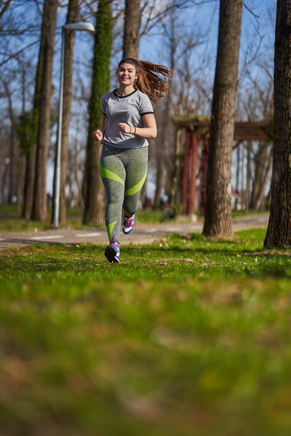 Más Tamaño Mujer Corriendo En El Parque Foto de archivo - Imagen