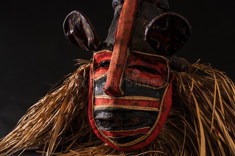 Mão Feita Máscara Africana Com Cordas Simulando O Cabelo. Rosto