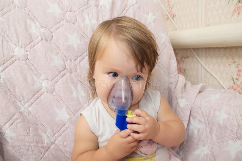 Máscara Enferma Del Nebulizador Del Uso Del Bebé Para La Inhalación,  Procedimiento Respiratorio Por Pulmonía O Tos Para El Niño Imagen de  archivo - Imagen de casero, médico: 128481475