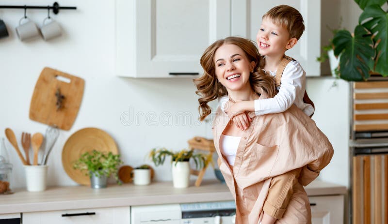 Menino brincando com um jogo de culinária dentro de casa