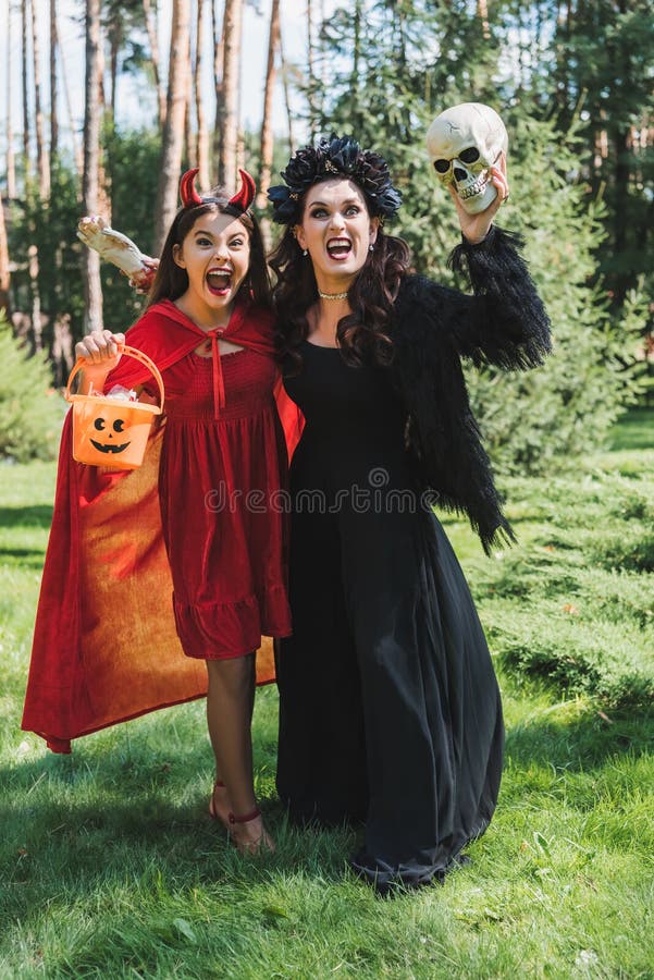Família Assustadora Em Fantasias De Halloween Gritando Imagem de Stock -  Imagem de feriado, filho: 230395547