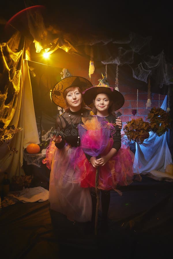 Feliz Pai E Filha De Família Em Fantasias De Halloween Com Jaqueira  Brilhando Celebrando Todos Os Hallows Antes De Casa Imagem de Stock -  Imagem de pirata, filha: 232433781