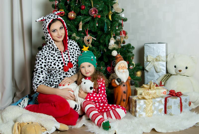 Mãe E Filha Na Roupa Home Festiva Sob O Natal Imagem de Stock - Imagem de  felicidade, vestido: 56216445