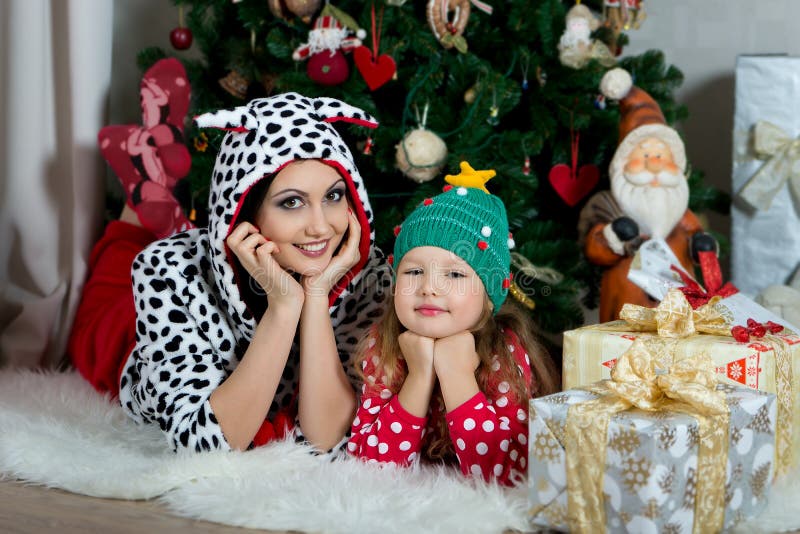 Mãe E Filha Na Roupa Home Festiva Sob O Natal Foto de Stock - Imagem de feriado, natal: 56216592 Mãe E Filha Na Roupa Home Festiva Sob O Natal Foto de Stock - Imagem de feriado, natal: 56216592