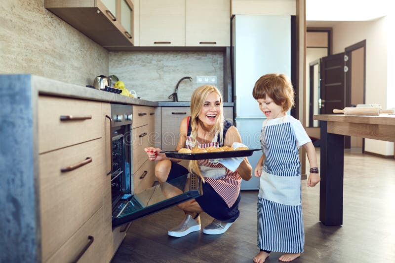 Mãe e filho na cozinha foto de stock. Imagem de vegetariano - 65173156