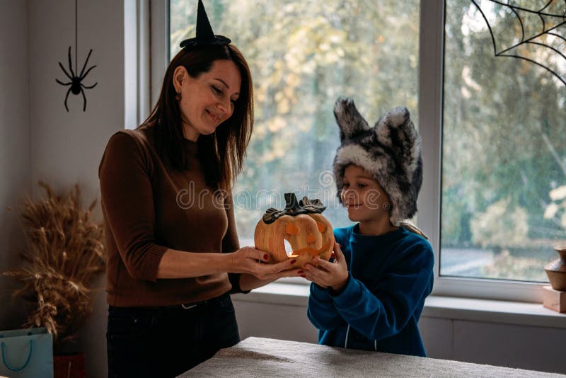 Família Assustadora Em Fantasias De Halloween Gritando Imagem de Stock -  Imagem de feriado, filho: 230395547