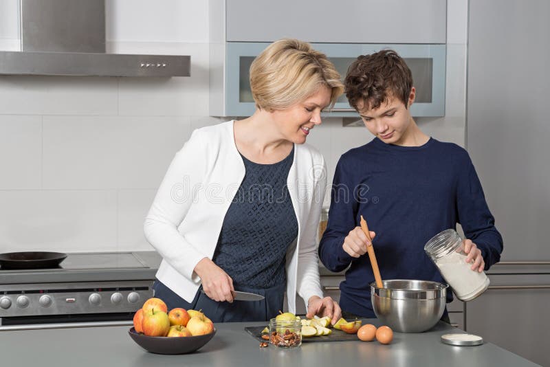 Mãe e filho na cozinha foto de stock. Imagem de vegetariano - 65173156