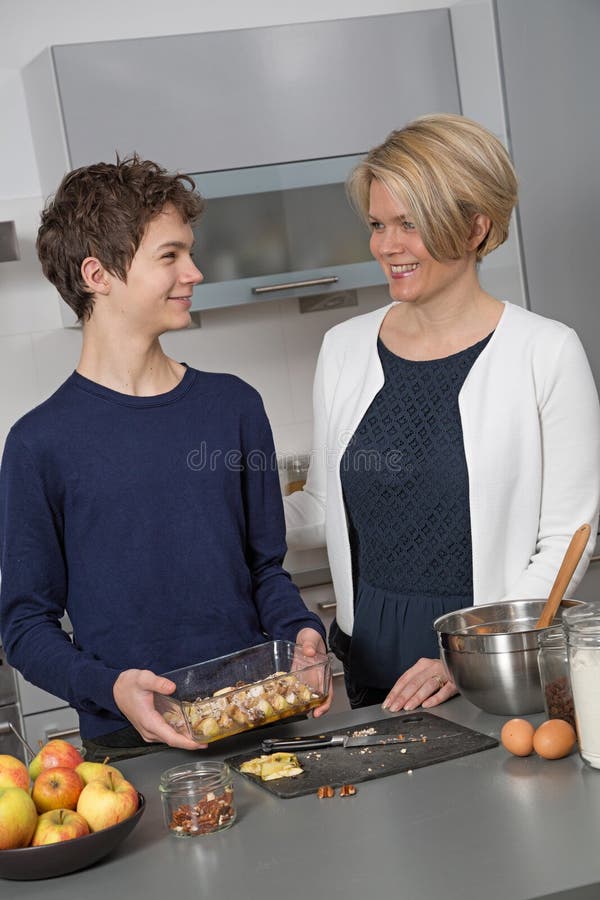 Mãe e filho na cozinha foto de stock. Imagem de vegetariano - 65173156