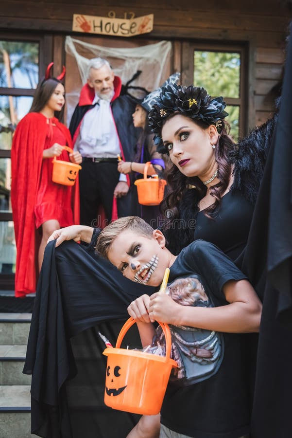 Família Assustadora Em Fantasias De Halloween Gritando Imagem de Stock -  Imagem de feriado, filho: 230395547