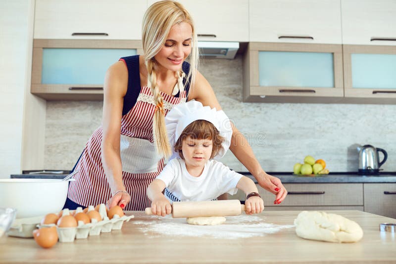 Mãe e filho na cozinha foto de stock. Imagem de vegetariano - 65173156