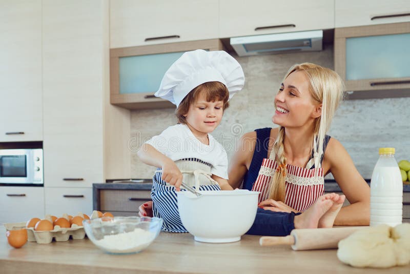 Mãe e filho na cozinha foto de stock. Imagem de vegetariano - 65173156