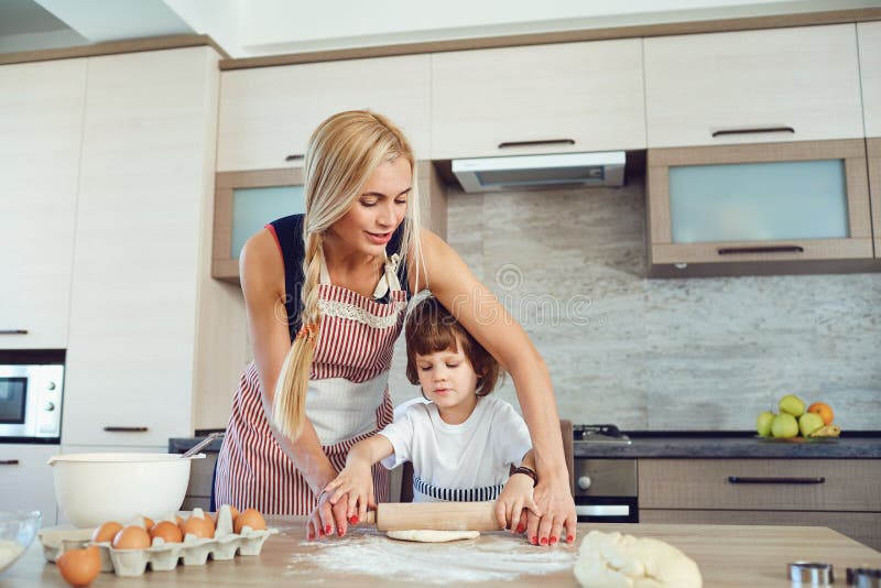 Mãe e filho na cozinha foto de stock. Imagem de vegetariano - 65173156