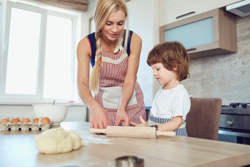 Mãe e filho na cozinha foto de stock. Imagem de vegetariano - 65173156