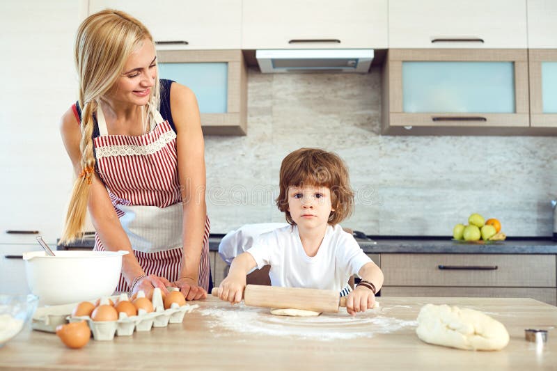 Mãe e filho na cozinha foto de stock. Imagem de vegetariano - 65173156