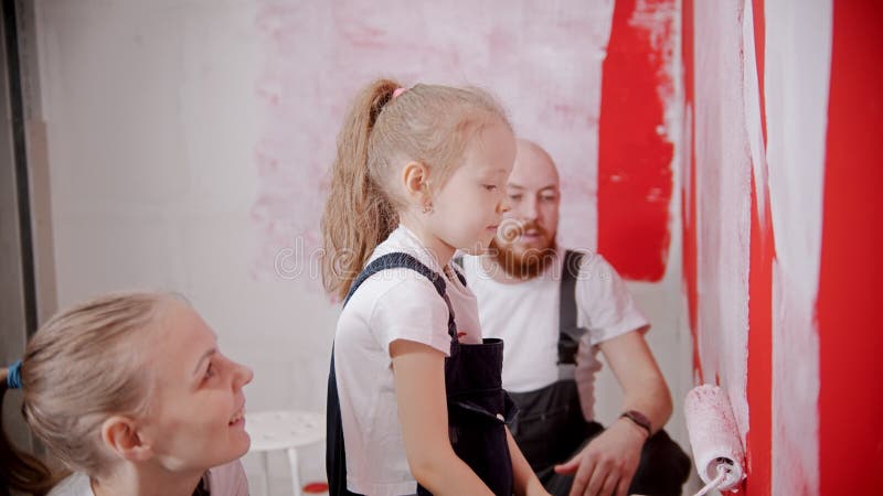 Mãe ensinando crianças na aula de desenho. Filha e filho pintando