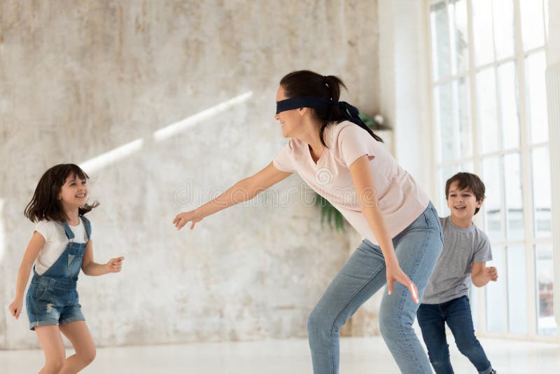 Pais De Travamento Da Menina De Olhos Vendados Que Jogam O Jogo Do  Esconde-esconde Foto de Stock - Imagem de amor, movimento: 143988726