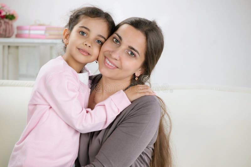 Família Nova Feliz Que Escuta Como Cildren a Música Do Piano Dos Jogos  Imagem de Stock - Imagem de jeans, pessoa: 94440149