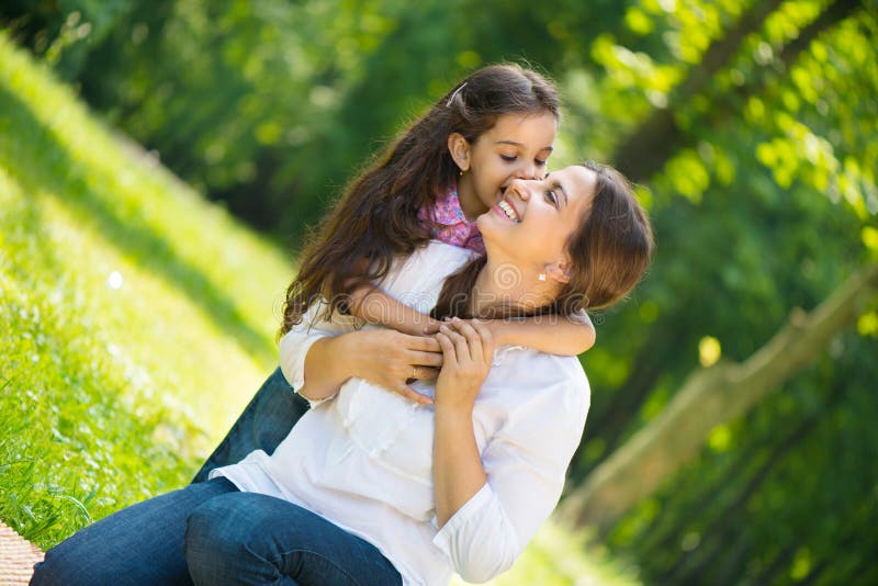 Família Nova Feliz Que Escuta Como Cildren a Música Do Piano Dos Jogos  Imagem de Stock - Imagem de jeans, pessoa: 94440149