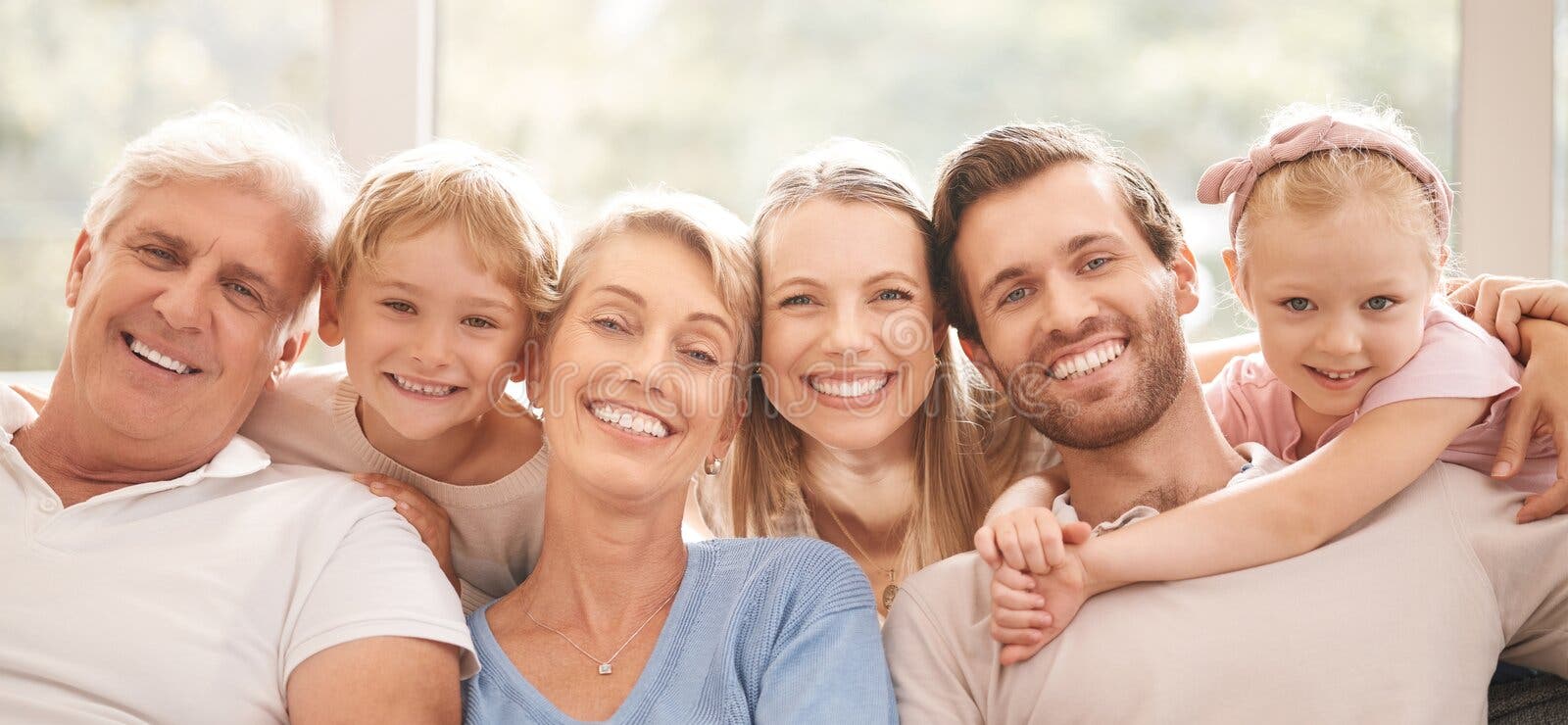 Família Americana Feliz Que Joga Com Construtor Em Casa Mãe E Pai Que  Ajudam a Construir a Construção Com Tijolos Imagem de Stock - Imagem de  menino, lazer: 132681749