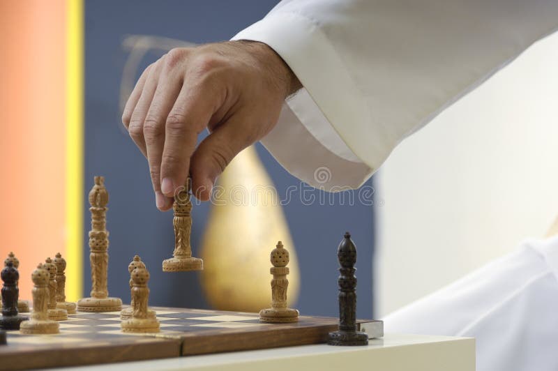 Um Homem De Negócios árabe Checkmates Uma Outra Xadrez De Jogo Na Tabela Na  Sala De Hotel Imagem de Stock - Imagem de xadrez, conceito: 113686897