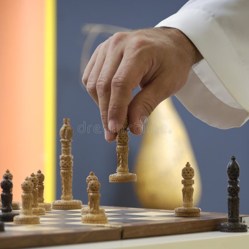 Um Homem De Negócios árabe Checkmates Uma Outra Xadrez De Jogo Na Tabela Na  Sala De Hotel Imagem de Stock - Imagem de xadrez, conceito: 113686897