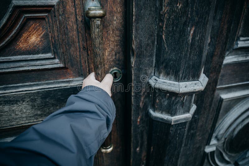Укажите варианты ответов приоткрыл дверь. Мужская рука открывает дверь. Открывает дверь от первого лица. Рука приоткрывает дверь. Рука открывает дверь от первого лица.