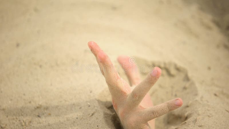 Mão Masculina Afundando Em Poça De Areia Movediça, Perigosas