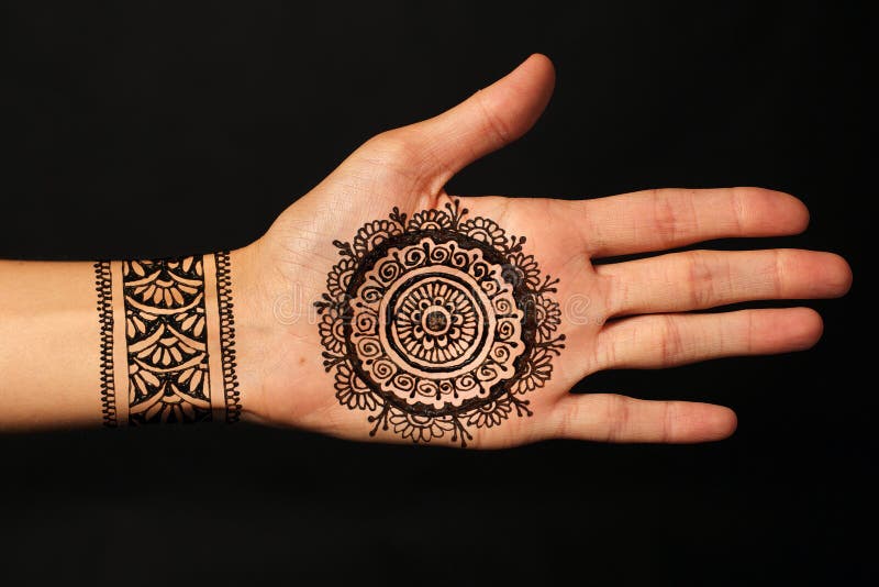 Mão Com O Mehendi Da Hena Da Tatuagem Do Teste Padrão Da Mandala Foto de  Stock - Imagem de beleza, tatuagem: 102341316