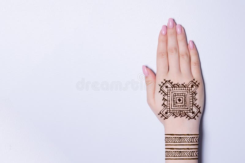 Mão Com O Mehendi Da Hena Da Tatuagem Do Teste Padrão Da Mandala Foto de  Stock - Imagem de beleza, tatuagem: 102341316