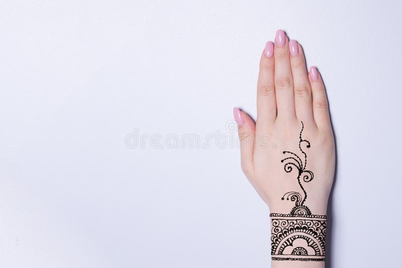 Mão Com O Mehendi Da Hena Da Tatuagem Do Teste Padrão Da Mandala Foto de  Stock - Imagem de beleza, tatuagem: 102341316