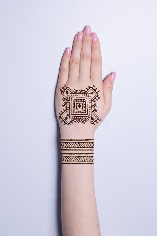 Mão Com O Mehendi Da Hena Da Tatuagem Do Teste Padrão Da Mandala Foto de  Stock - Imagem de beleza, tatuagem: 102341316