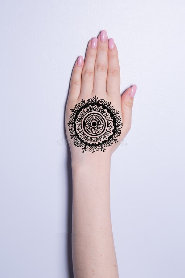 Mão Com O Mehendi Da Hena Da Tatuagem Do Teste Padrão Da Mandala Foto de  Stock - Imagem de tradicional, pintura: 101767822