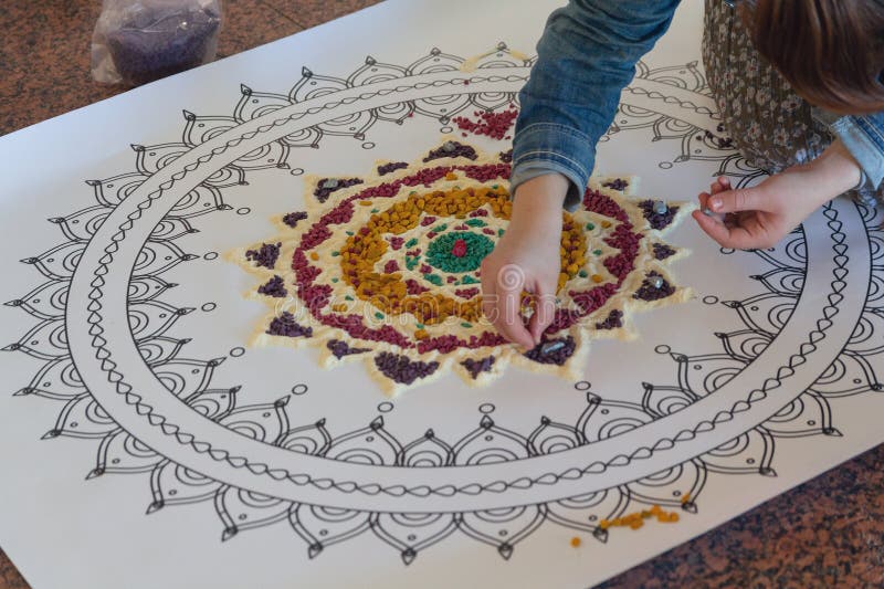 Mão Com O Mehendi Da Hena Da Tatuagem Do Teste Padrão Da Mandala Foto de  Stock - Imagem de beleza, tatuagem: 102341316