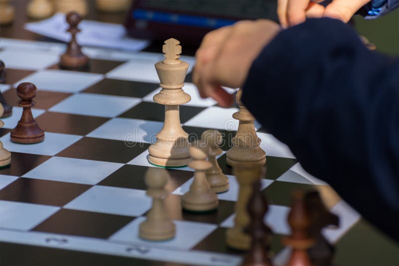 Crianças Que Se Movem à Mão Enquanto Fazem Torneio. Peças De Xadrez No  Tabuleiro De Xadrez Foto de Stock - Imagem de preto, cavaleiro: 197375156