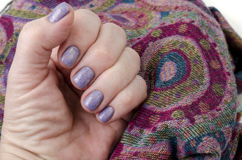 Mãos femininas bem cuidadas. senhora pintando, lustrando unhas. esmalte e  lima de unha.