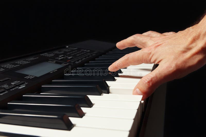 Entrega O Jogo Do Piano Ao Ler Folhas De Música Foto de Stock - Imagem de  chaves, executor: 113132772