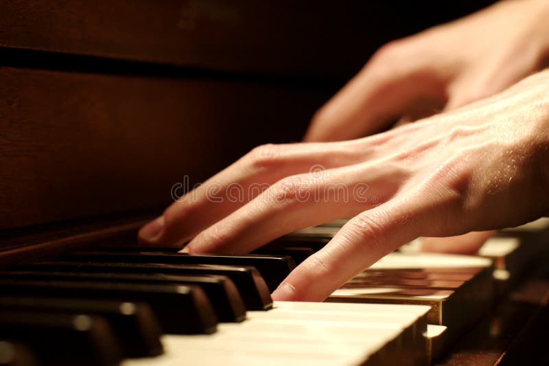 Jogo Das Mãos Do Pianista Da Música Do Piano Imagem de Stock - Imagem de  corda, detalhe: 28533371