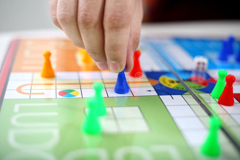 A Família Está Jogando O Jogo De Ludo No Telefone Imagem Do Jogo De Mesa De  Ludo Imagem de Stock Editorial - Imagem de jogo, jogos: 127188044