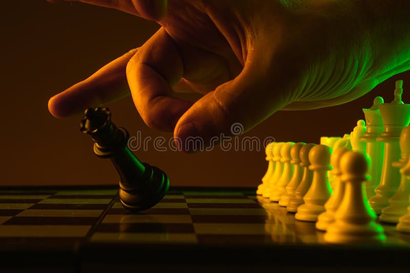 Foto de Checkmate Mão Faz Final Ganhando Movimento No Jogo De