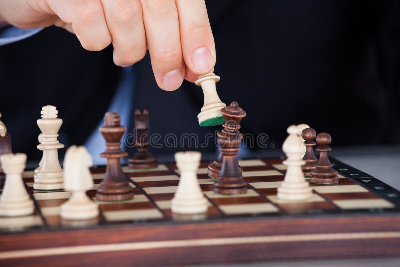 Jogador De Xadrez Faz Movimento Imagem de Stock - Imagem de homens,  batalha: 235556467