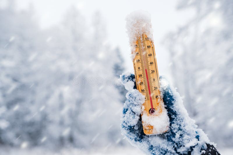 Mão Humana Segurando Um Termômetro Com Baixa Temperatura Contra O Fundo  Natural Do Inverno Com Queda De Neve Imagem de Stock - Imagem de gelo,  neve: 207493069